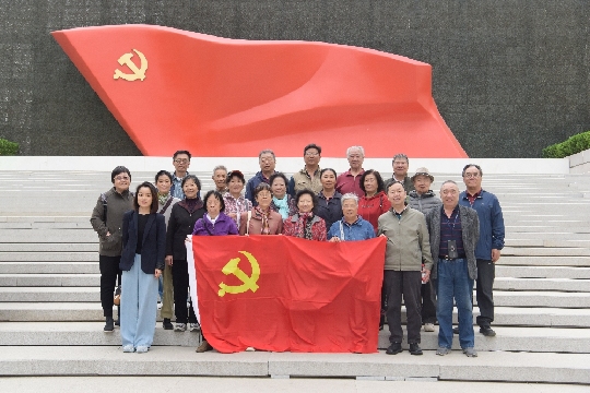 中国电子学会组织退休党员干部开展 “党旗映晚霞，夕阳更生辉”主题党日活动