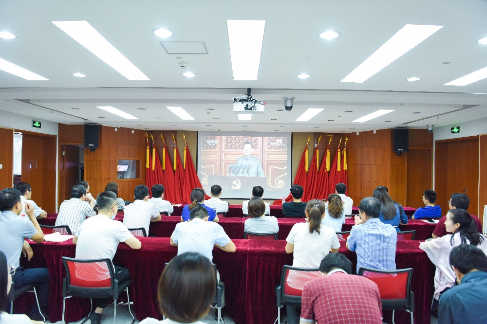 集中学习收看中国共产党成立100周年大会（新闻图）.jpg