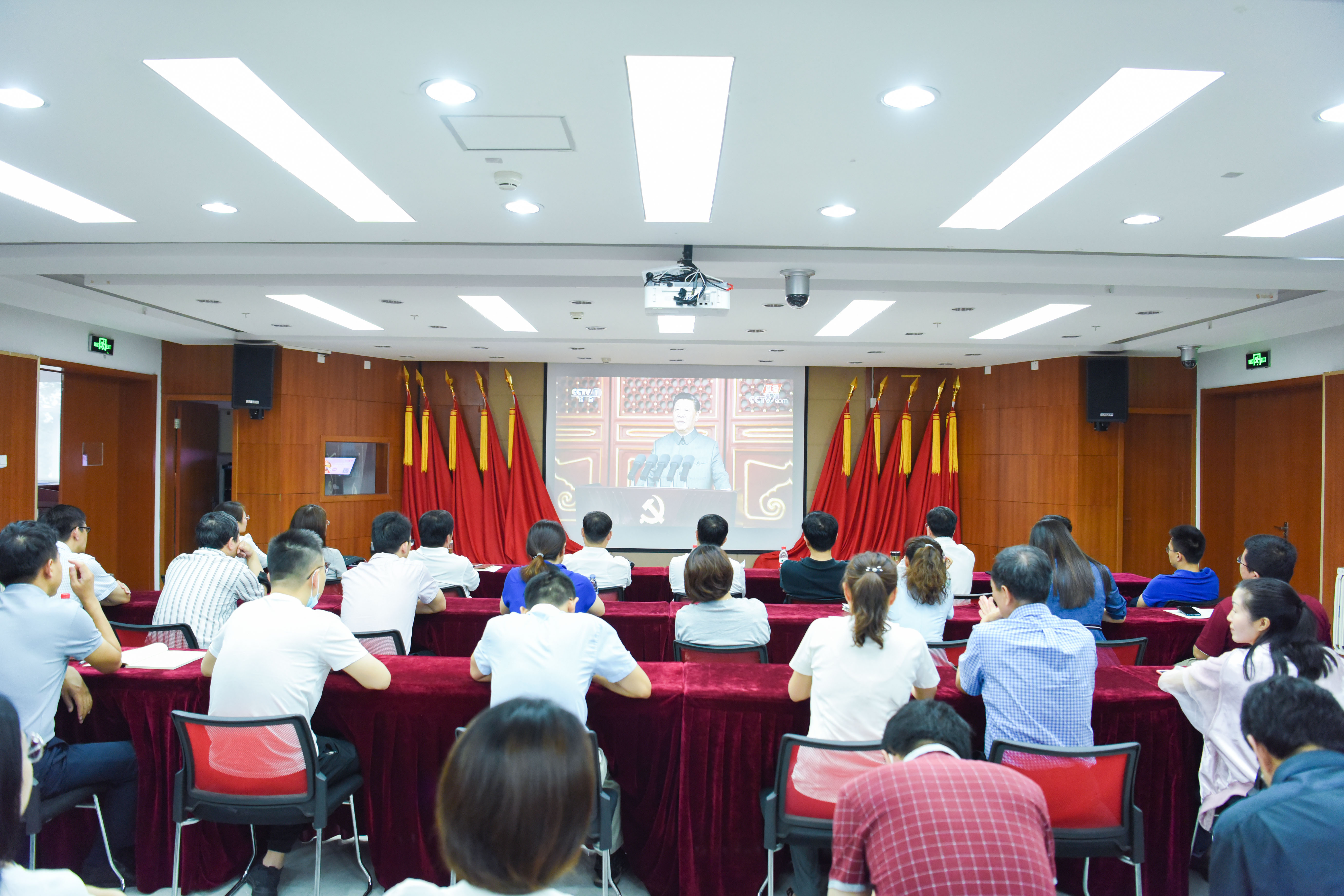 集中学习收看中国共产党成立100周年大会（新闻图）.jpg