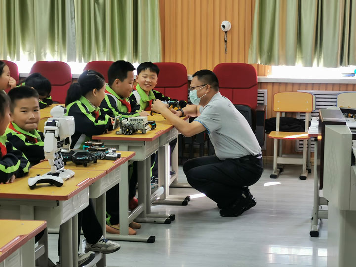 7 学会科技志愿者现场服务.jpg